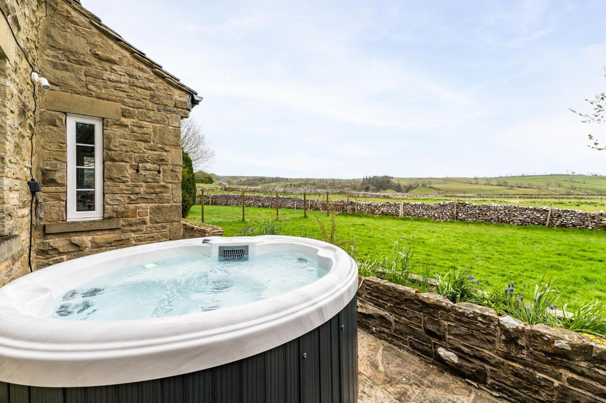 Central Malham Wellbeing Escape With Hot Tub Sleeps 8 Eksteriør bilde