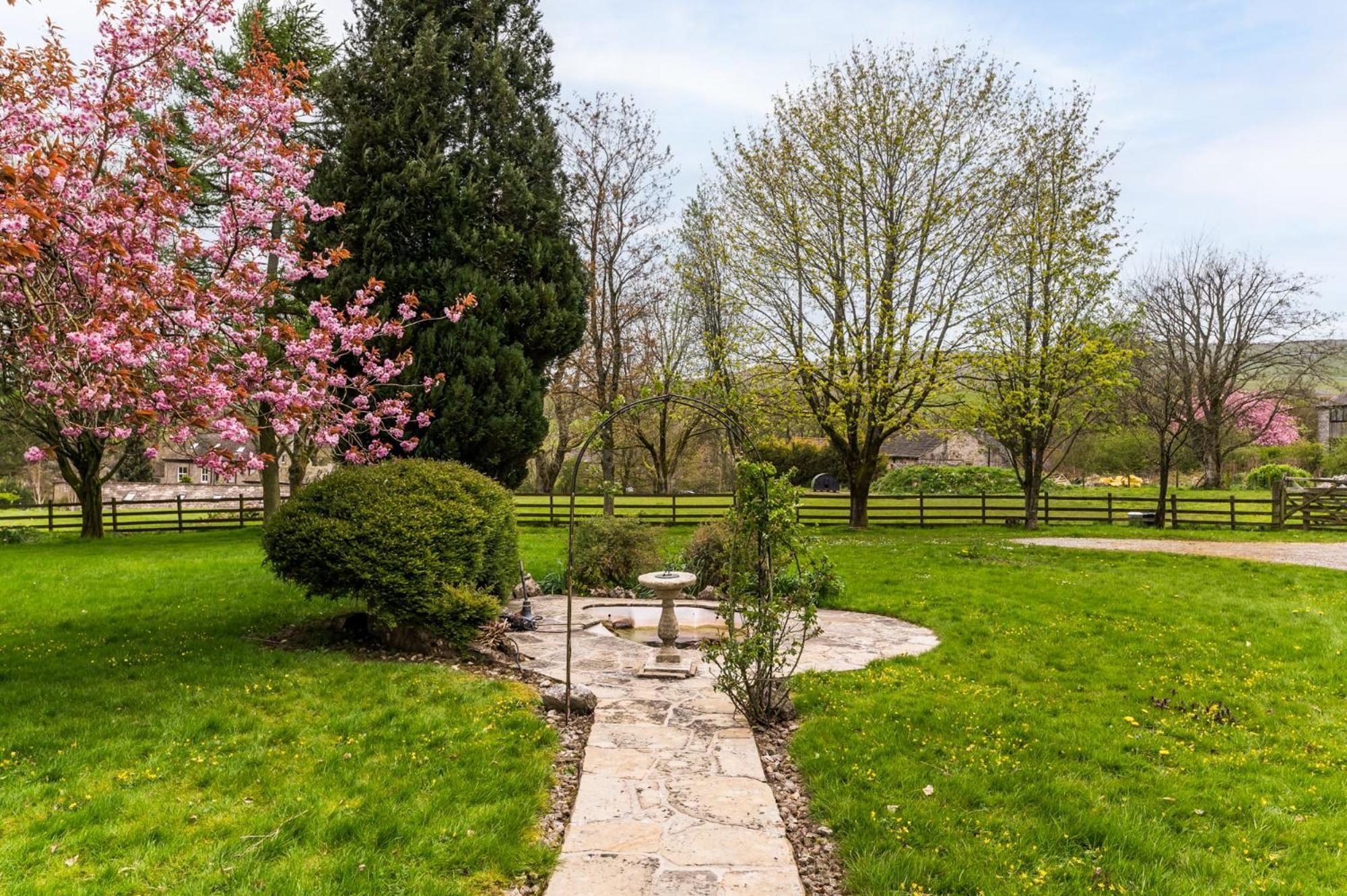 Central Malham Wellbeing Escape With Hot Tub Sleeps 8 Eksteriør bilde